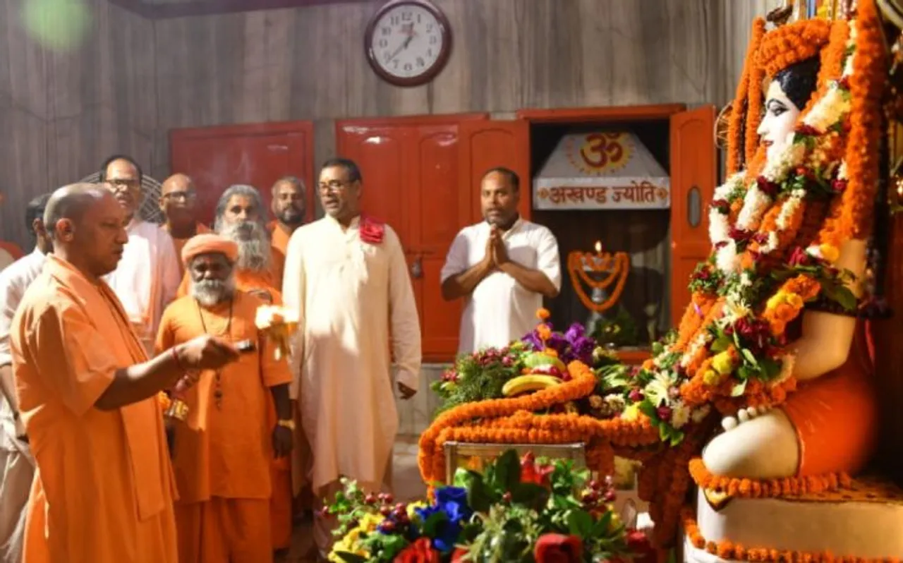 गोरखनाथ मंदिर पहुंचे सीएम योगी, गुरु का लिया आशीर्वाद, कही यह बातें...
