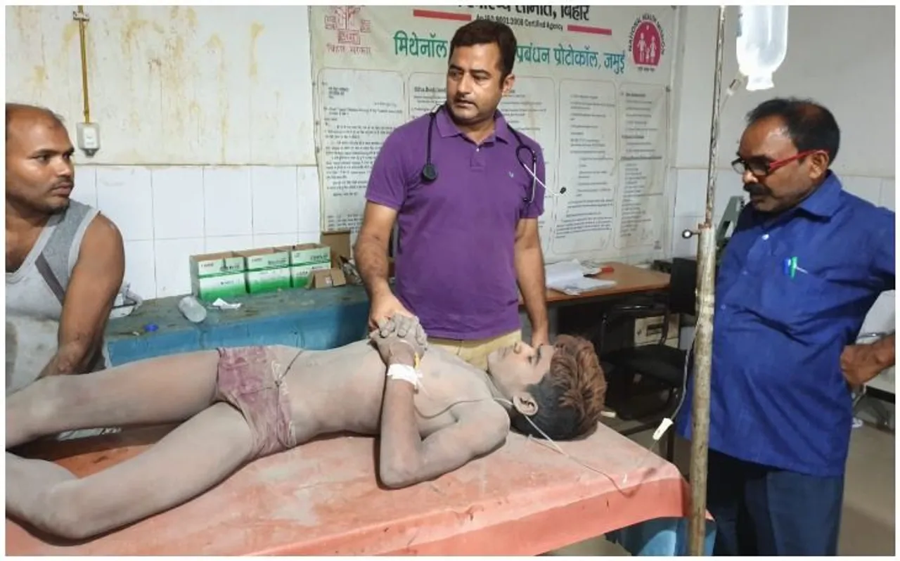 बिहार : बेटे को लगा करंट तो बचाने पहुंची मां भी फंसी