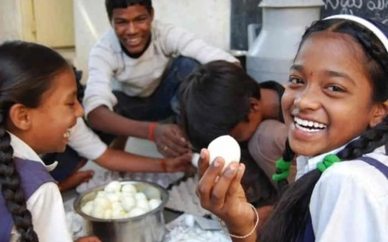 स्कूलों में अंडा परोसने को लेकर सहमति नहीं बनने पर घरों में अंडा पहुंचाने का आदेश