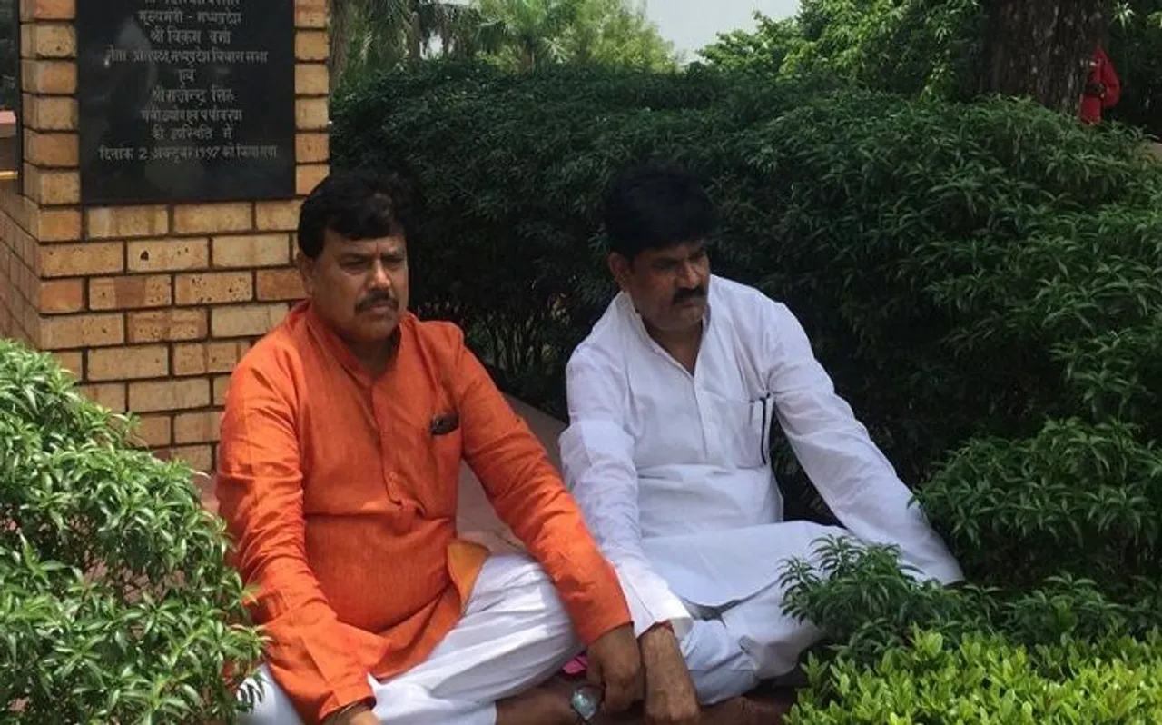 सदन के बाहर एक-दूसरे के खिलाफ धरने पर बैठे सत्ता पक्ष और विपक्ष के नेता