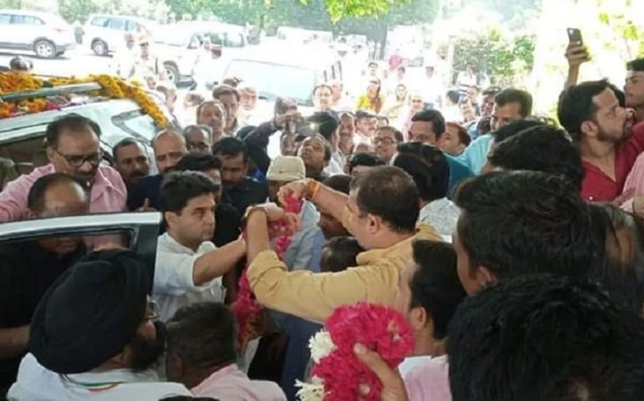 ज्योतिरादित्य सिंधिया मेल-मुलाकात के तौर-तरीकों में ला रहे हैं बदलाव, अब कार्यकर्ताओं से मिलते हैं ऐसे
