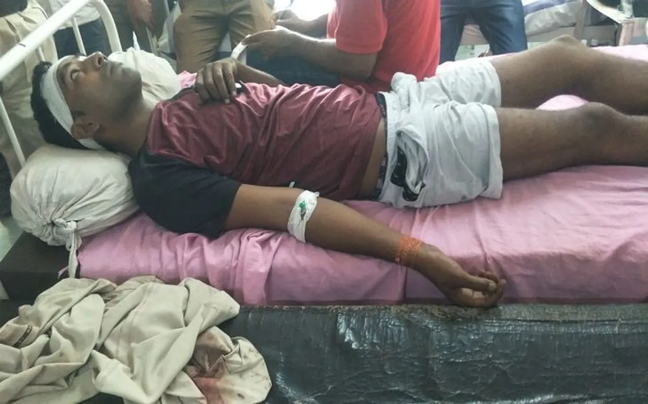 बदमाशों ने पुलिस टीम पर हमला कर लूटे हथियार, 2 पुलिसकर्मियों को आईं गंभीर चोटें