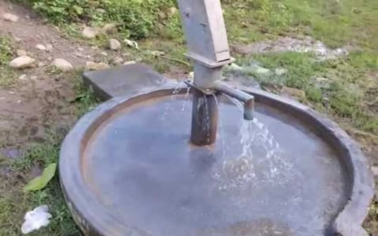 ग्रामीणों ने आजमाई यह विधि और फिर 10 साल से सूखे पड़े हैंडपंप भी देने लगे पानी