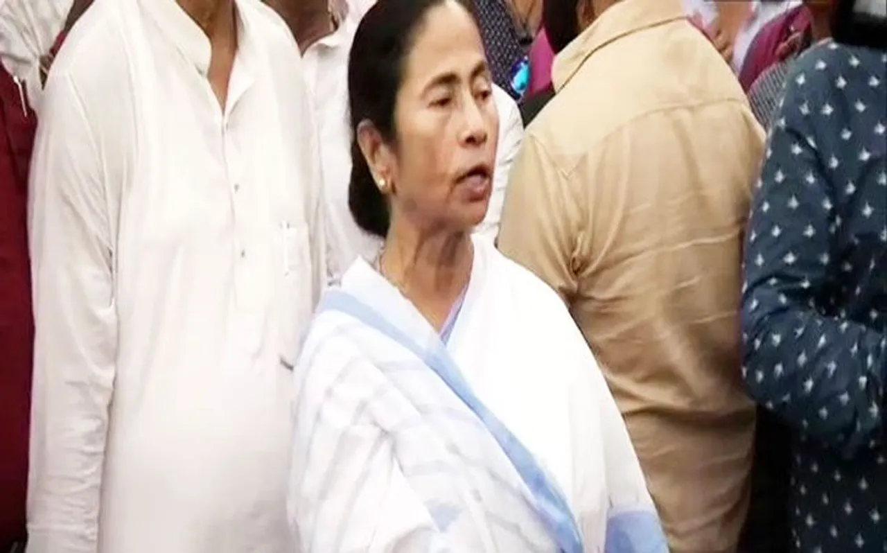 ममता बनर्जी ने योगी सरकार पर साधा निशाना, कहा-UP में कानून-व्यवस्था बदहाल