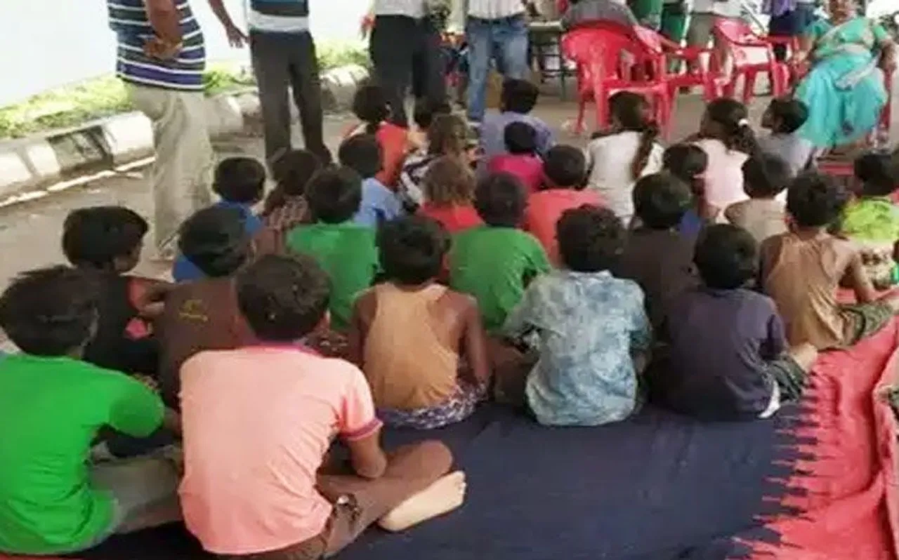 बिहार: बाढ़ में स्कूल डूबा, सड़क पर लग रही क्लास