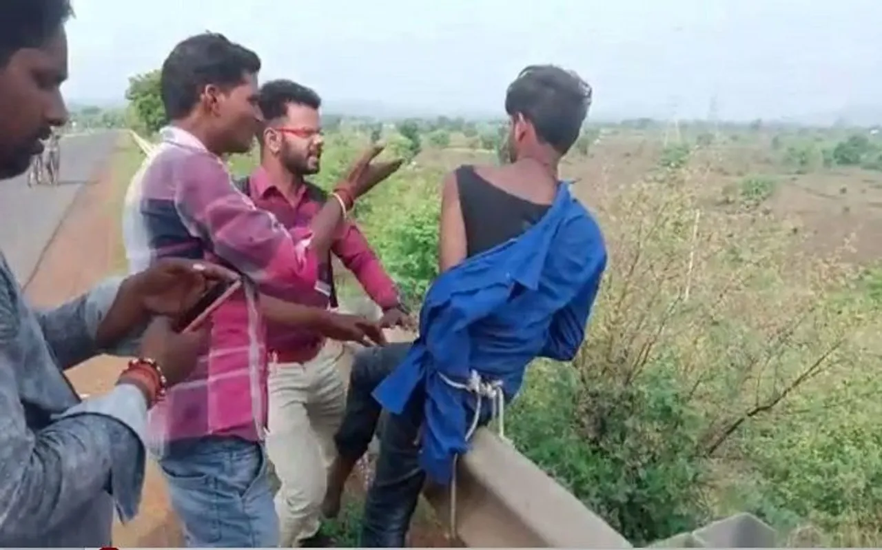 भीड़ ने कटनी में गौतस्करी के आरोप में युवक को धुना, देखिए VIDEO