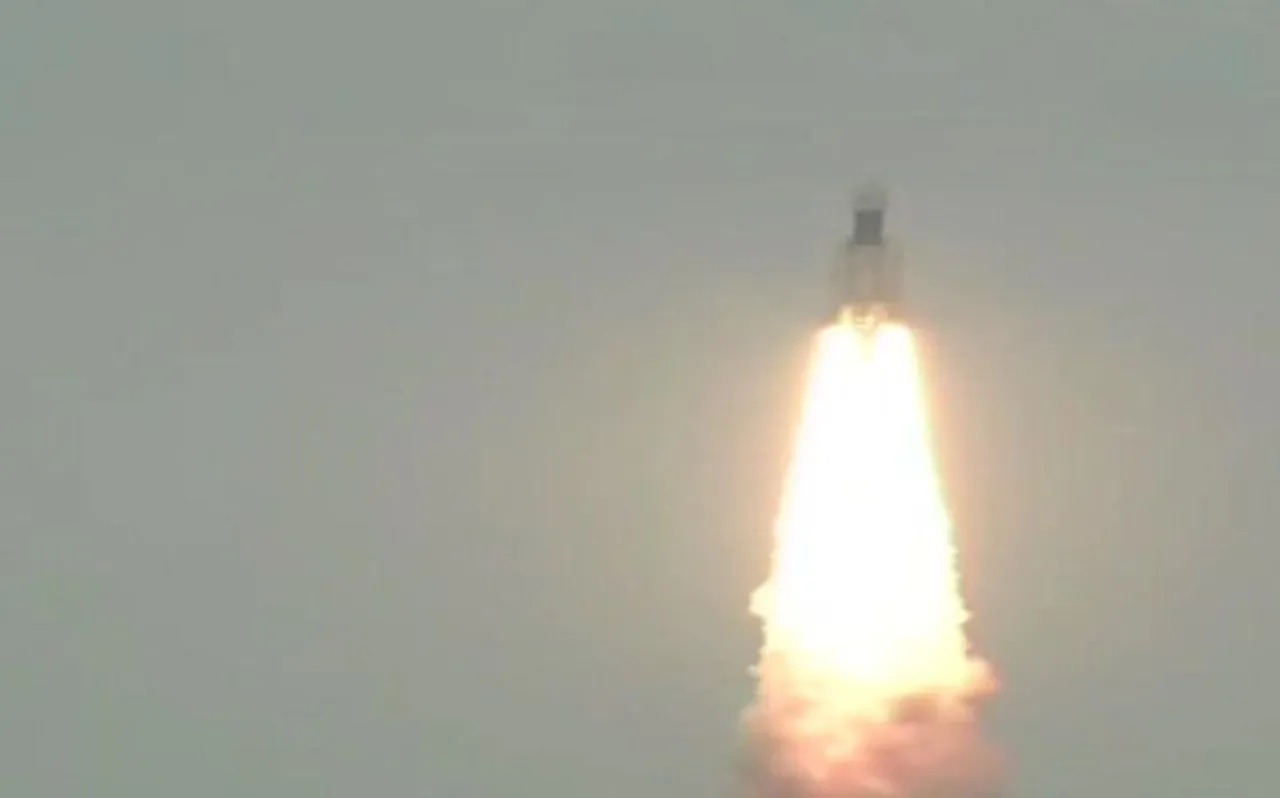 Chandrayaan 2 : श्री हरिकोटा से हुआ सफल प्रक्षेपण, वैज्ञानिकों ने दी एक-दूसरे को बधाई