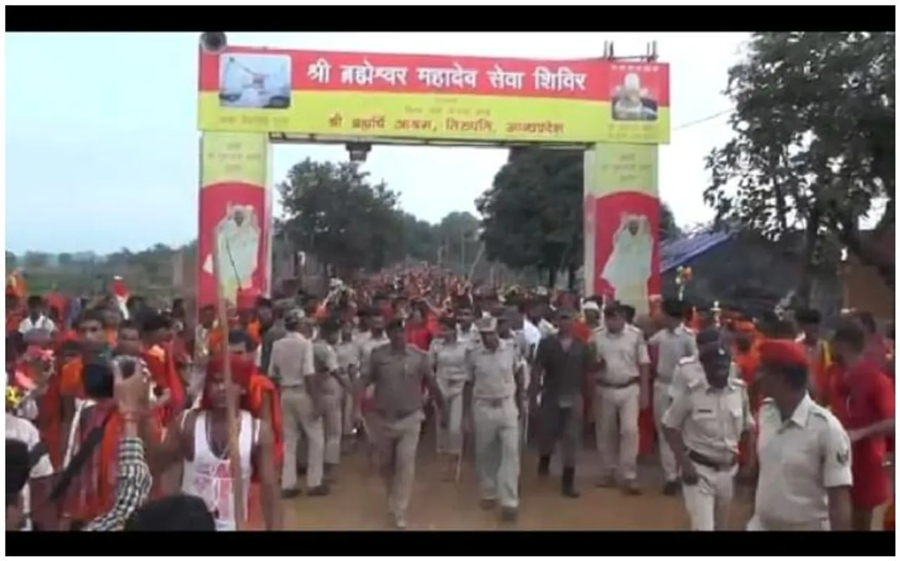 जब भोले बाबा का जलाभिषेक करने निकलती है यह महिला तो पुलिस प्रशासन देता है सुरक्षा