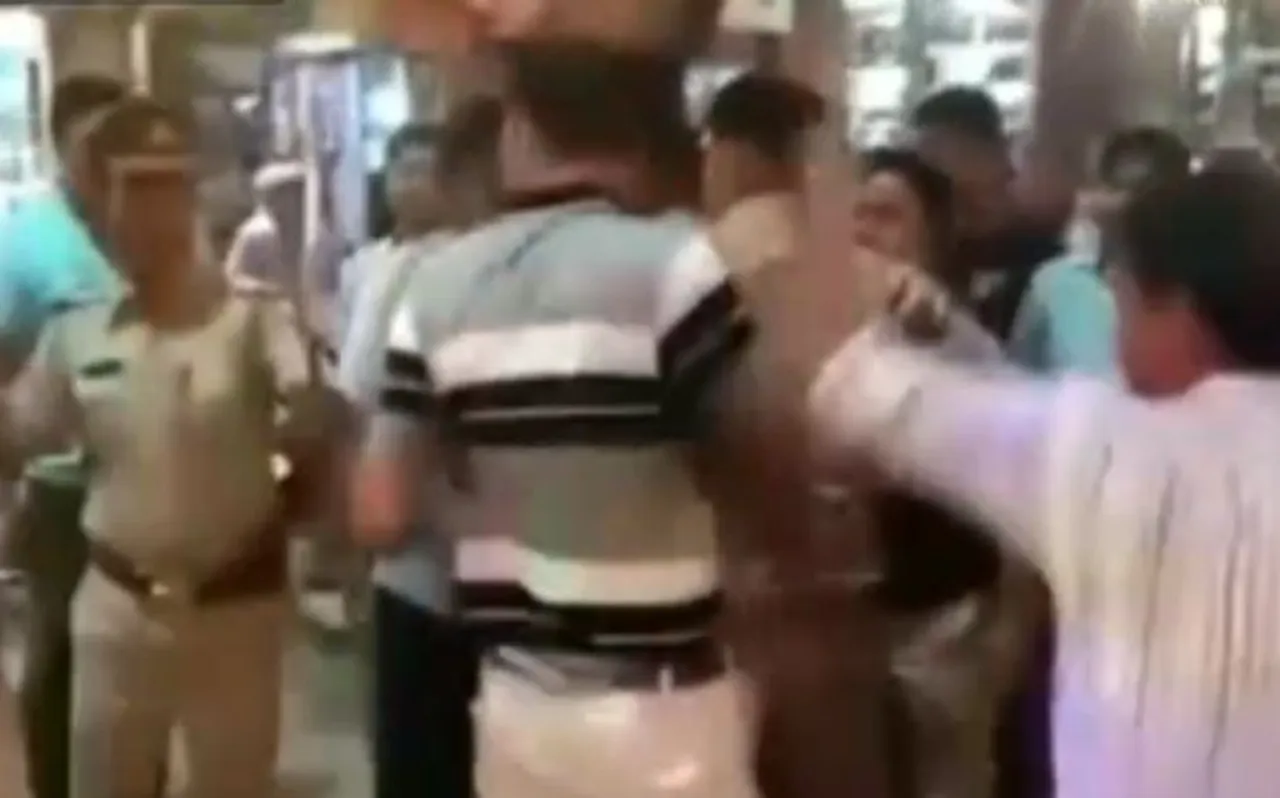 कार में स्कूटी छू जाने पर वीडीओ ने बीजेपी पार्षद को थप्पड़ मारे, उसके बाद ये हुआ