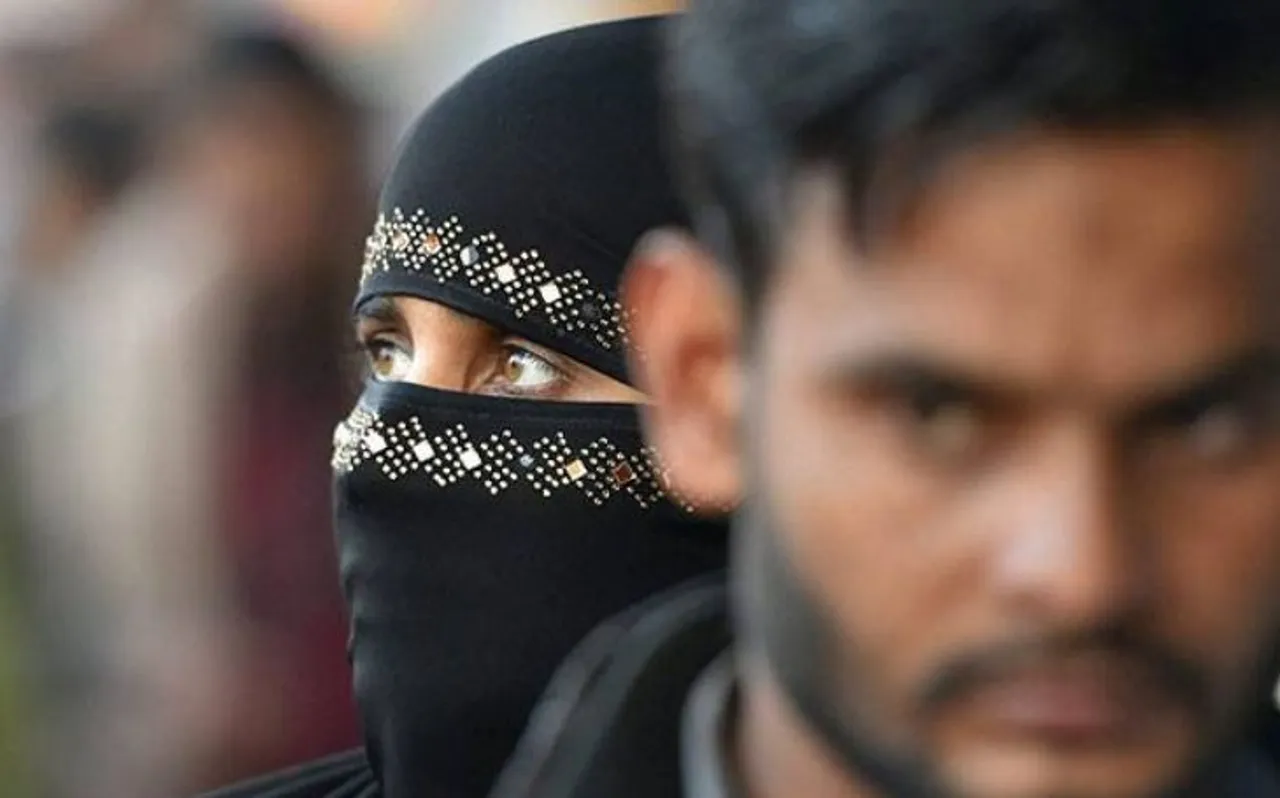 बीवी की गुल मंजन की आदत से परेशान पति ने कहा 'तलाक-तलाक-तलाक'