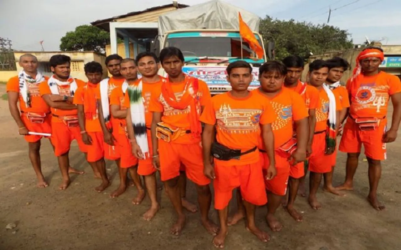 कांवड़ियों को ‘हेल्मेट नहीं तो पेट्रोल नहीं’ नीति से छूट : नोएडा प्रशासन