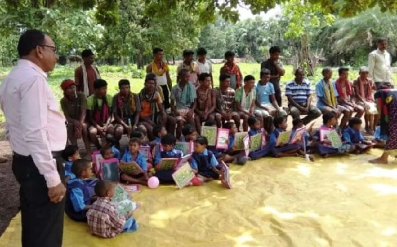 नक्सलियों के गढ़ में ग्रामीणों ने जलाई शिक्षा की ज्योति, खोला स्कूल