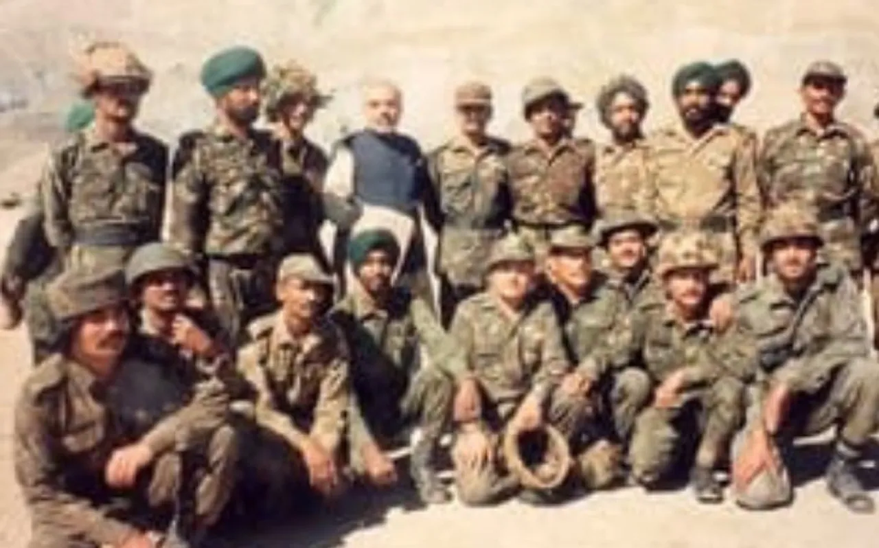 Kargil Vijay Diwas: जब कारगिल युद्ध के दौरान सैनिकों के बीच पहुंचे थे प्रधानमंत्री नरेंद्र मोदी, शेयर की ये खास तस्वीरें