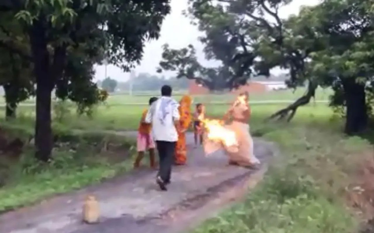जमीनी विवाद के चलते एक परिवार ने खुद को किया आग के हवाले, देखें VIDEO