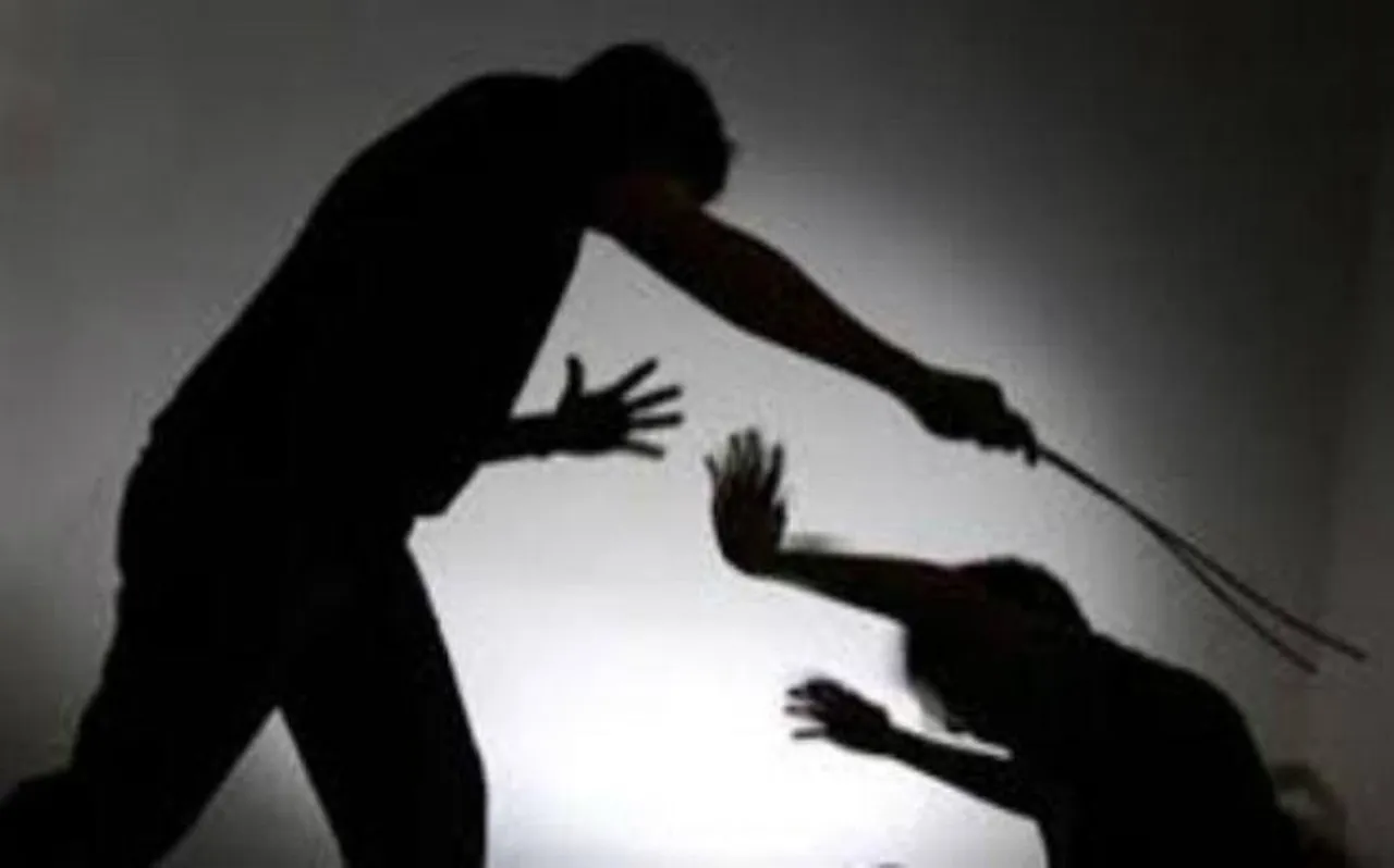 बुखार से तप रहा छात्र छुट्टी मांगने पहुंचा तो टीचर ने बेरहमी से कर दी पिटाई