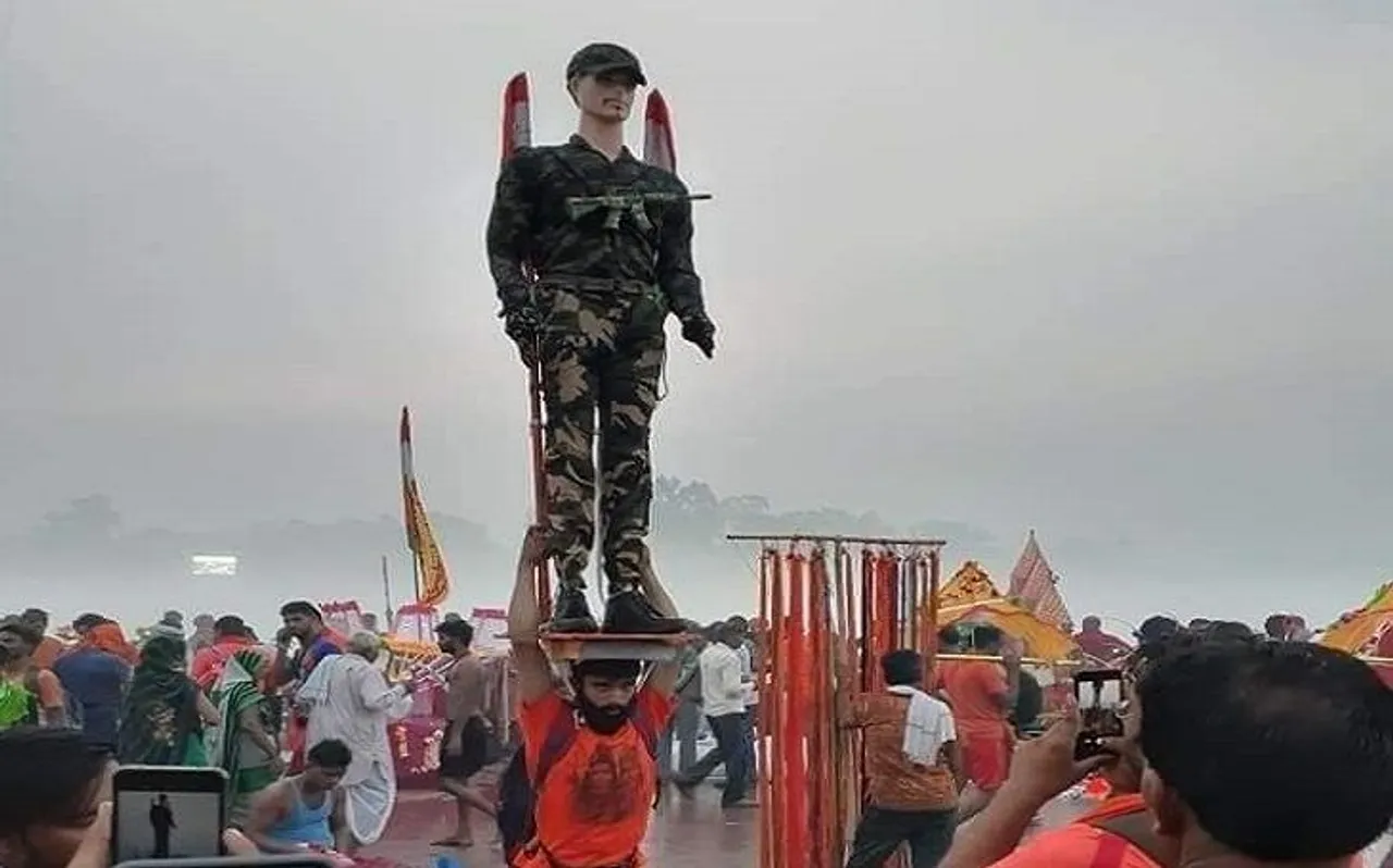 सोशल मीडिया पर छाया ये अनोखा शिव भक्त, सिर पर सैनिक की मूर्ति लादकर पहुंचा हरिद्वार