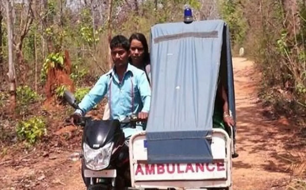 बाइक को एम्बुलेंस बना इस युवक ने सैकड़ों महिलाओं की बचाई जिंदगी, अब खूब हो रही है तारीफ