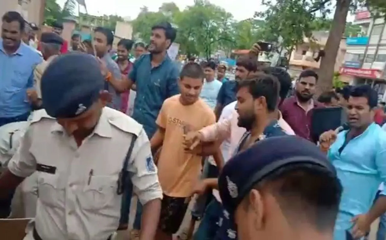 BJYM कार्यकर्ताओं ने निकाली कमलनाथ सरकार की प्रतीकात्मक अर्थी, पुलिस ने किया गिरफ्तार