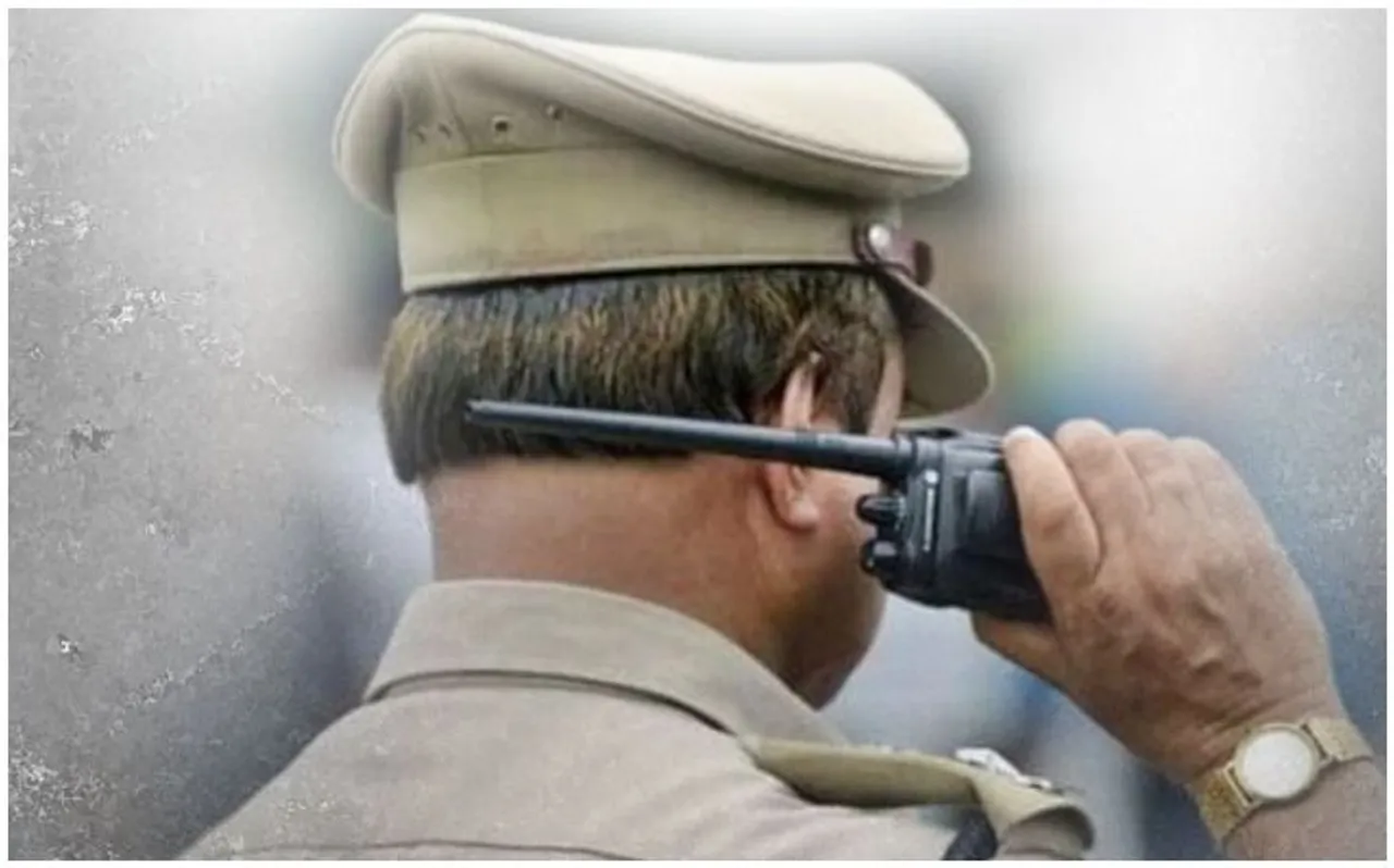 बिहार : DM ऑफिस के सामने 3 दिन से आमरण अनशन पर बैठा युवक