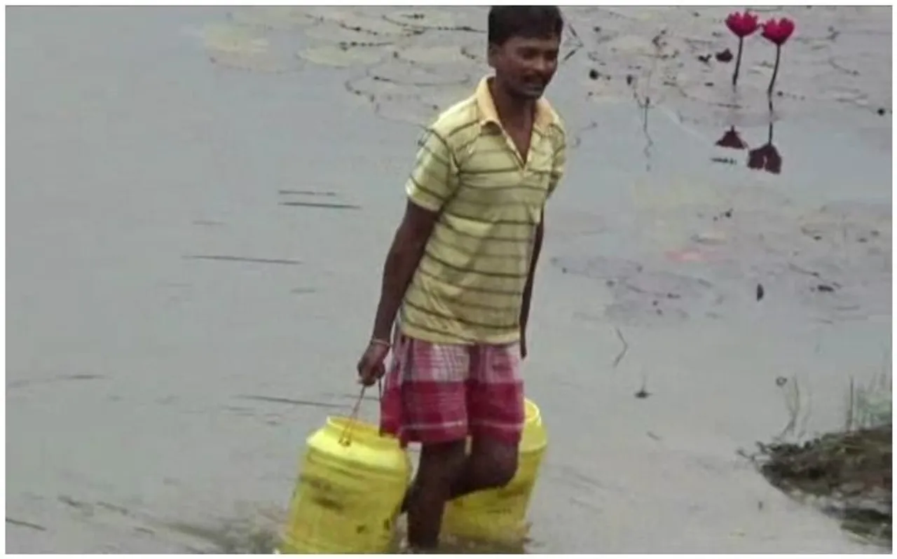 यहां आजादी के 70 साल बाद भी एक ही तालाब से पानी पीने को मजबूर जानवर और इंसान