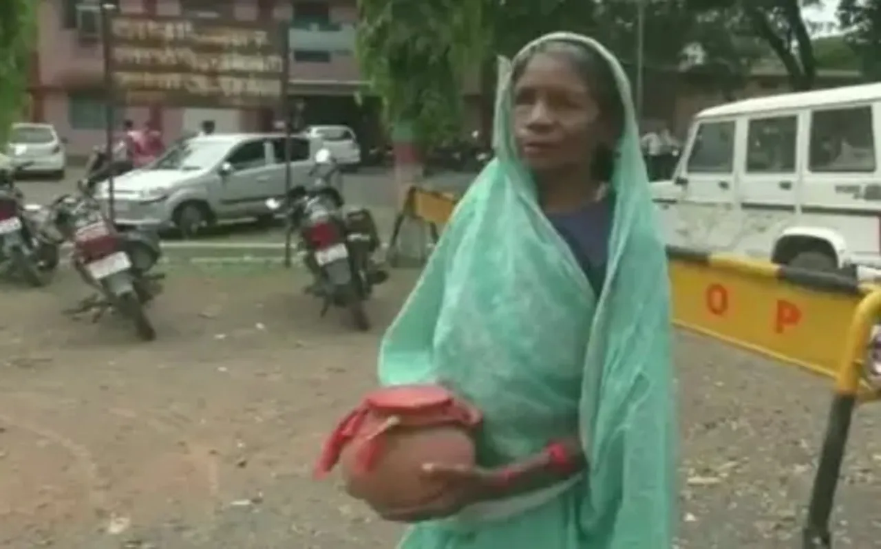 बेटे की अस्थियां लेकर 11 साल से भटक रही यह बुजुर्ग महिला, अब तक नहीं मिला न्याय