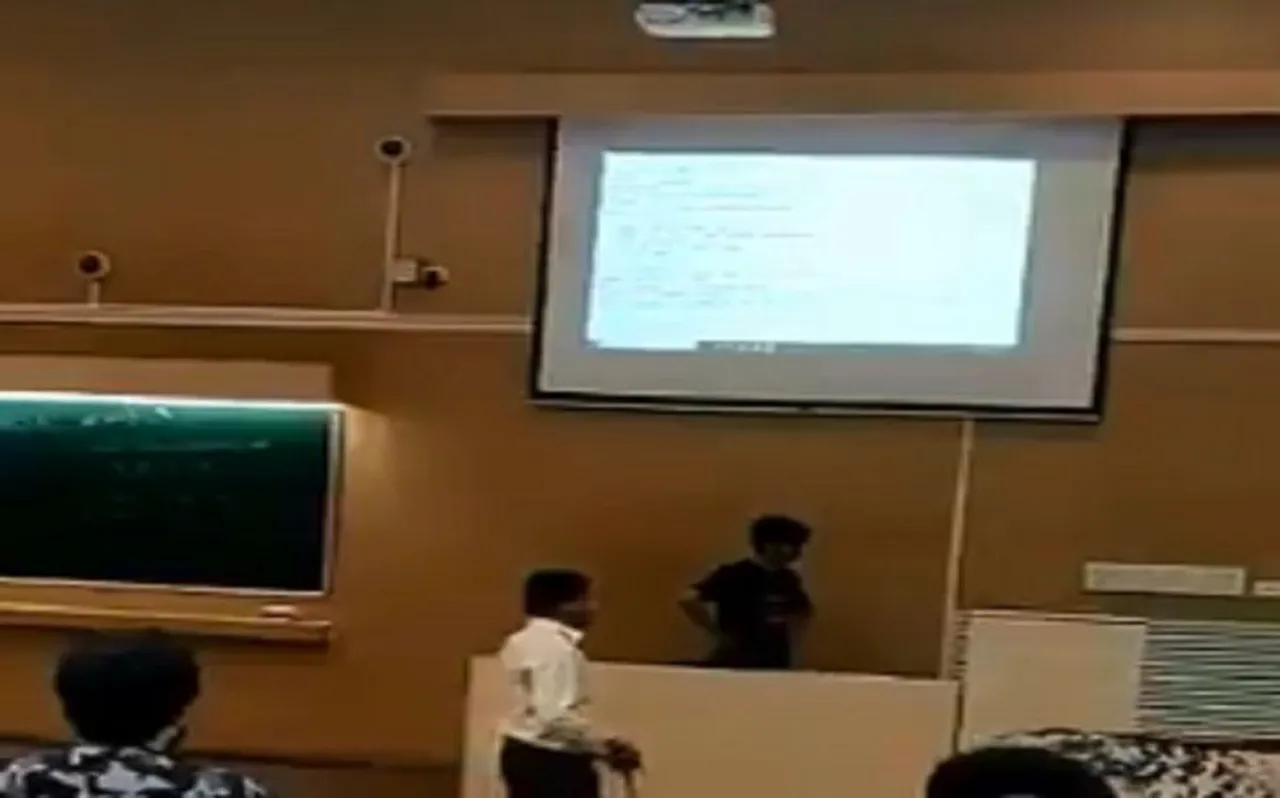 VIRAL VIDEO आईआईटी मुंबई में नये 'क्लासमेट' को देख बदहवास हुए छात्र