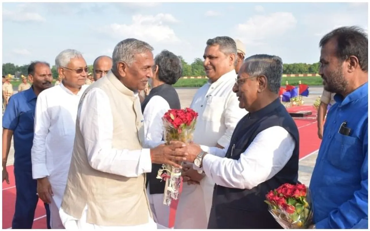 बिहार : नए राज्यपाल फागू चौहान के आगमन पर CM ने एयरपोर्ट पहुंच की अगवानी