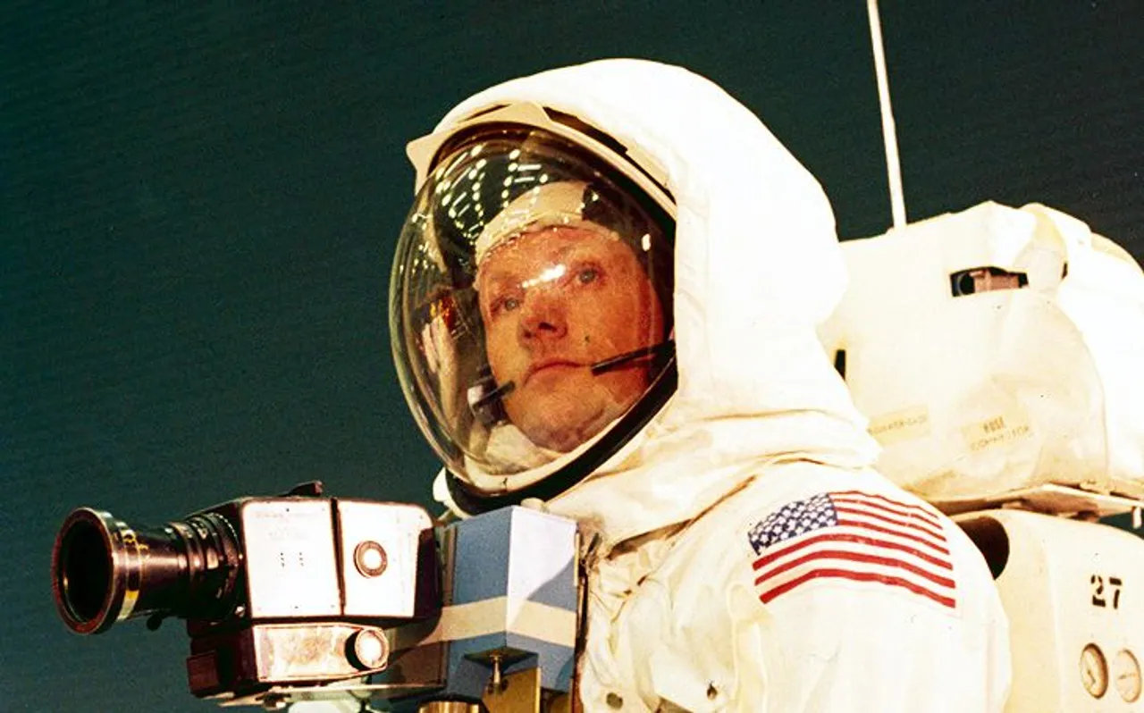 93 पन्नों के एक दस्तावेज में दफ्न है Neil Armstrong की मौत का राज