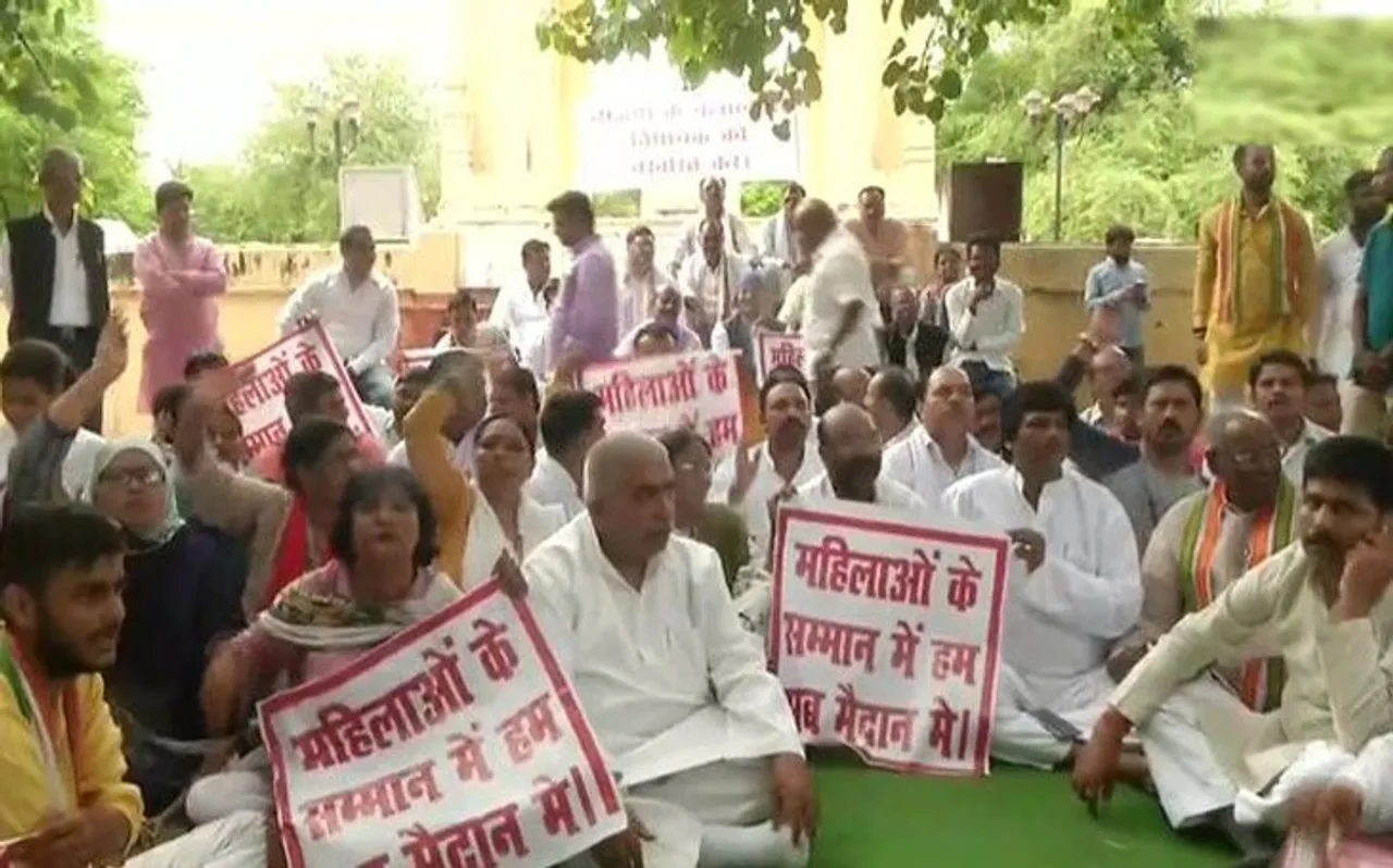 उन्नाव दुष्कर्म कांड पीड़िता के परिजनों का धरना समाप्त, चाचा को मिला 1 दिन की पेरोल