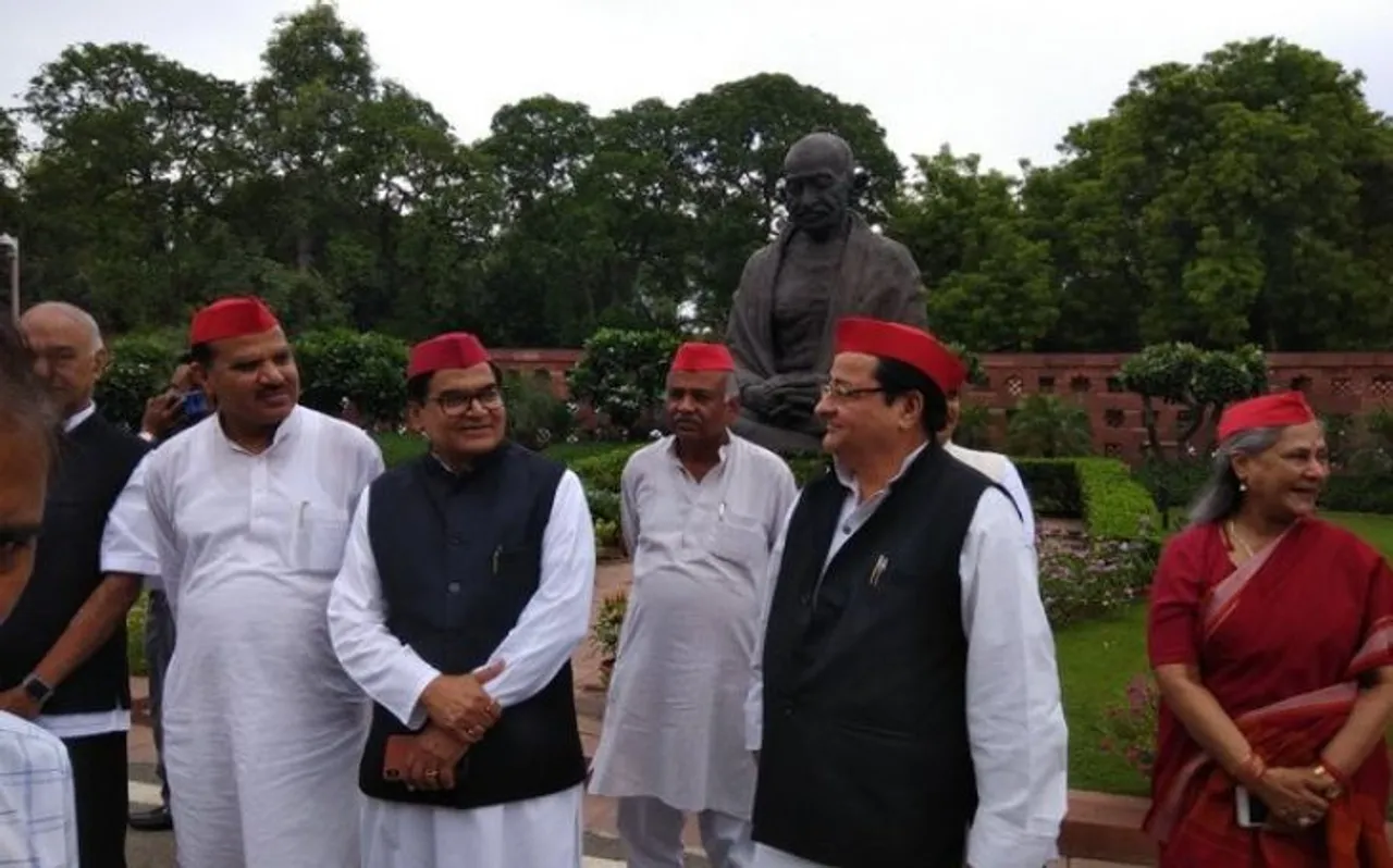 उन्नाव रेप पीड़िता के लिए प्रदर्शन करते समय हसंती नजर आई जया बच्चन, ट्रोलर्स ने दिया करारा जवाब