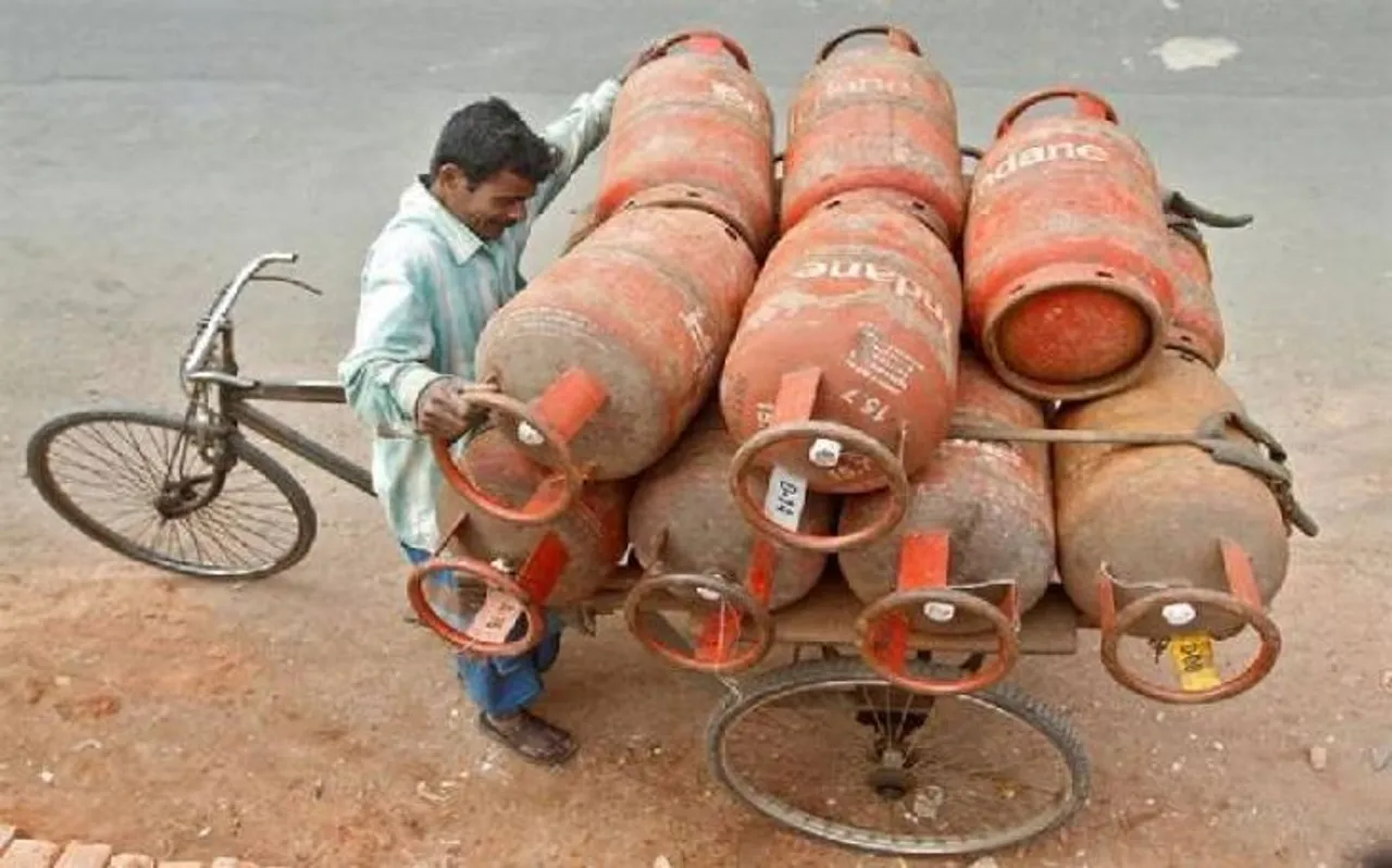 बगैर सब्सिडी वाली रसोई गैस की कीमत घटी, अब इतने रुपये में लोगों को मिलेगी LPG