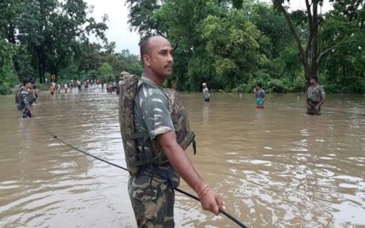 सुकमा में बाढ़ से बिगड़े हालात, लोगों की ऐसे मदद कर रहे हैं CRPF जवान, देखें VIDEO