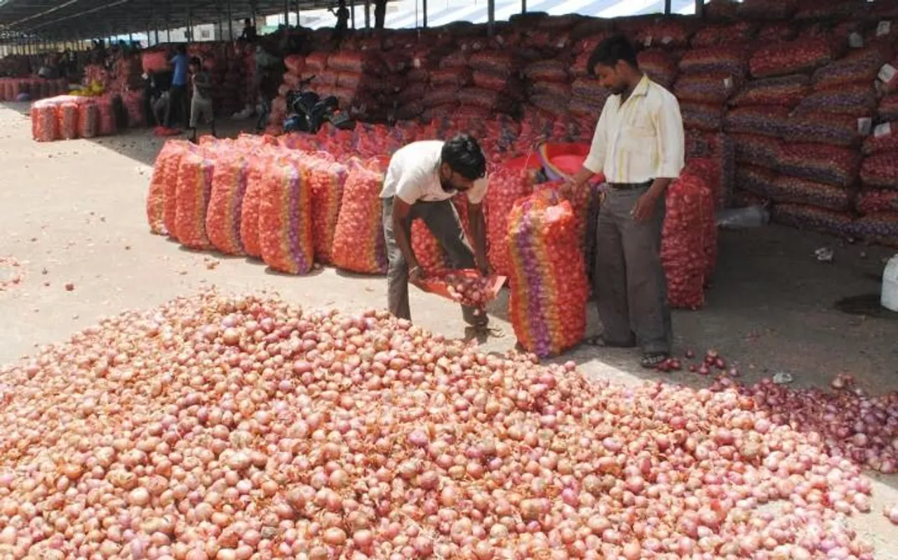 ज्यादा बारिश के चलते प्याज की फसल बर्बाद, लोगों की जेब पर पड़ रहा असर