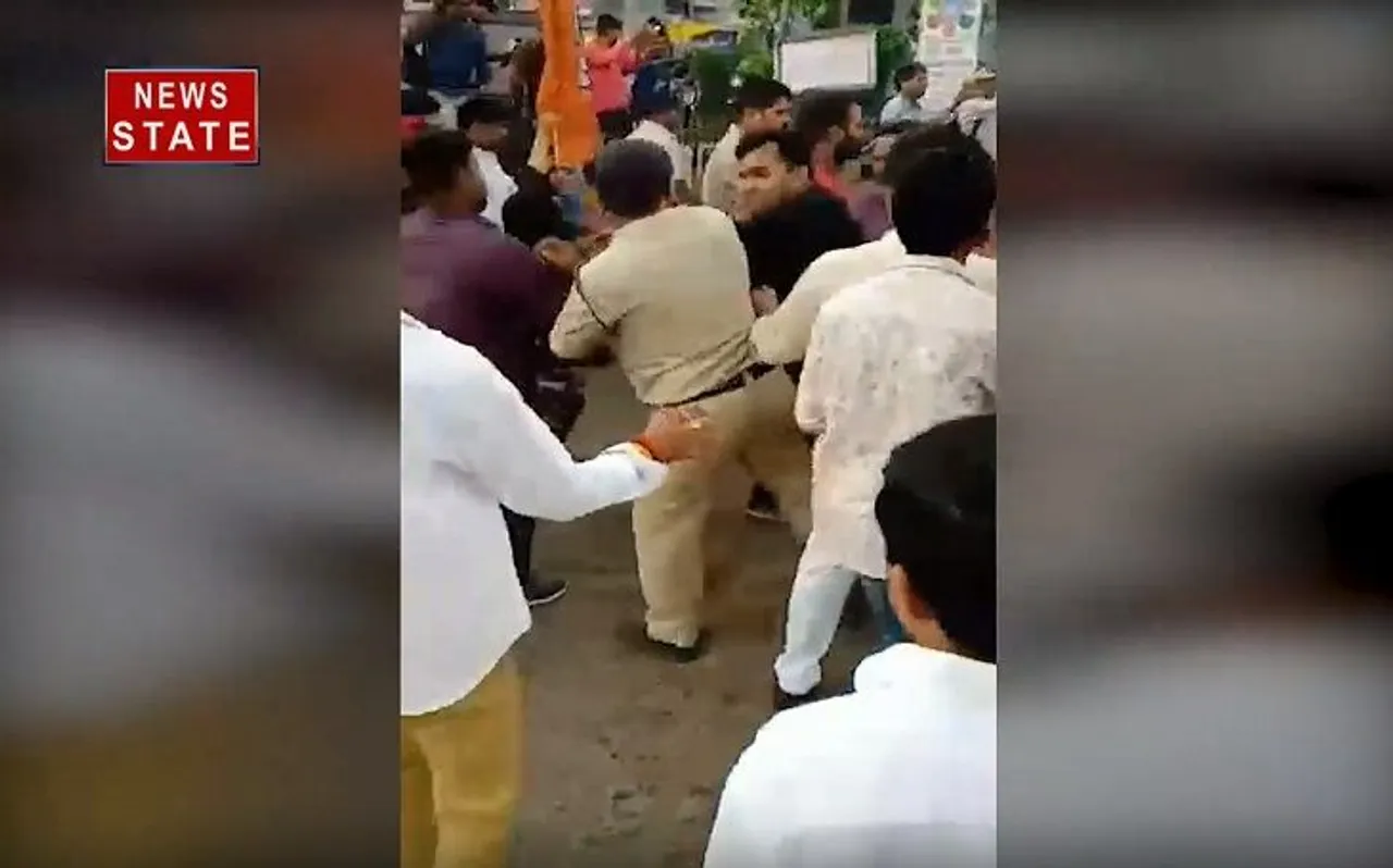 जबलपुर में बीजेपी नेता की गुंडागर्दी, पुलिसकर्मी के साथ की हाथापाई, सरेआम दी गालियां, देखें VIDEO