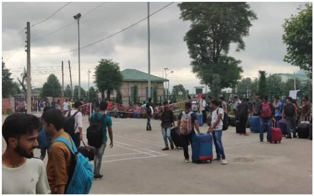 जम्मू-कश्मीर में दहशत के माहौल के बीच आवश्यक वस्तुओं की कमी