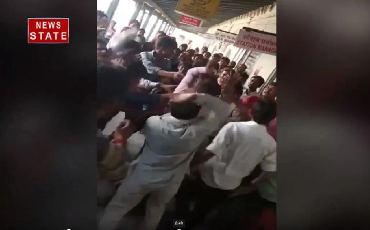 बाबा को बच्चा चोर समझ रेलवे स्टेशन पर भीड़ ने जमकर पीटा, स्टेशन मास्टर भी नहीं कर पाए कुछ, देखें VIDEO