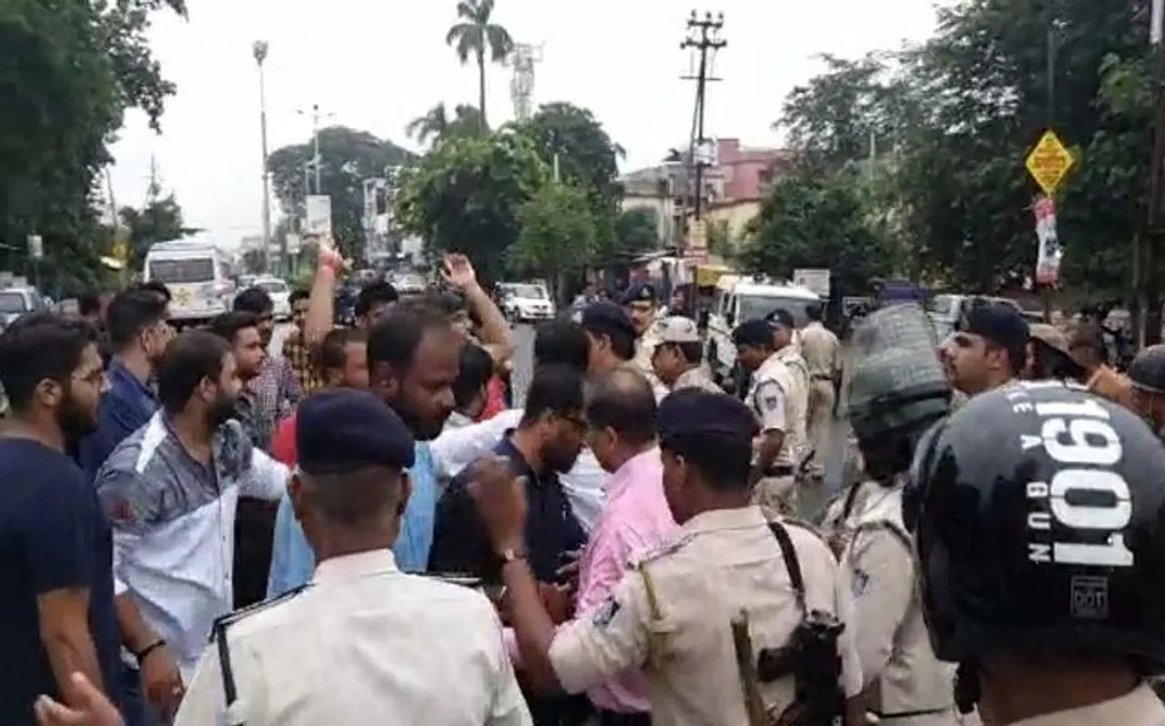 NSUI और ABVP कार्यकर्ताओं में पुलिस के सामने जमकर चले लात-घूंसे, देखें हंगामे की VIDEO