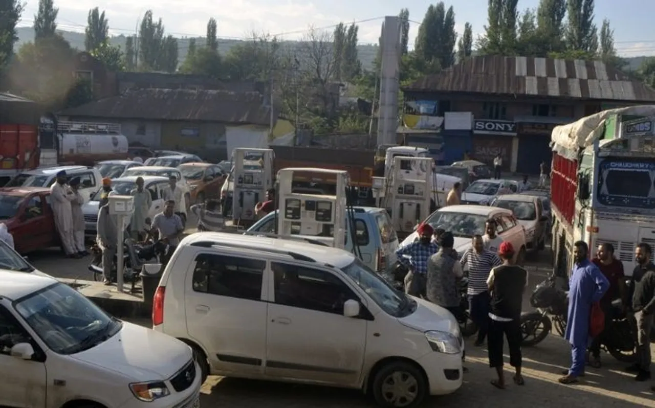जम्मू-कश्मीर में जारी हलचल के बीच लोगों में दहशत का माहौल, कर्फ्यू लगने की आशंका