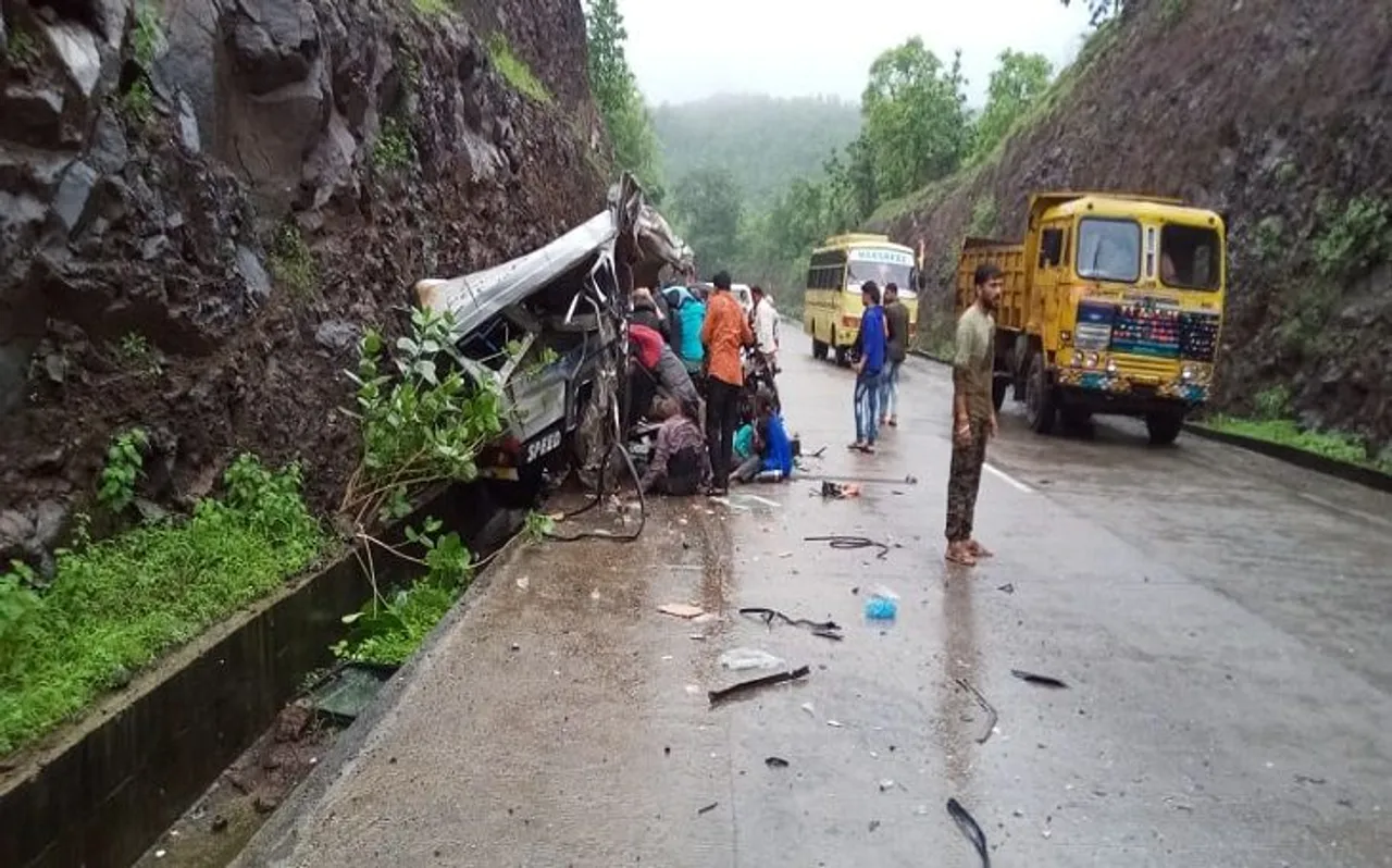 मध्य प्रदेश में जीप और बस के बीच आमने-सामने की भयंकर भिड़ंत, 4 लोगों की मौत, 10 घायल