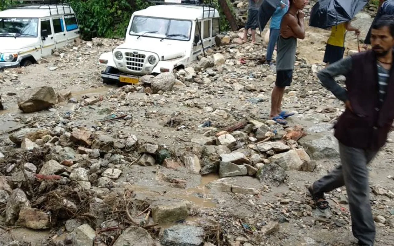 तिलवाड़ा-टिहरी मोटरमार्ग पर बादल फटने से तबाही, मलबे में दबी गाड़ियां