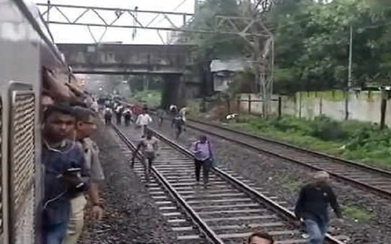 महालक्ष्मी और मुंबई सेंट्रल के बीच ओवरहेड तार पर केबल गिरने से ट्रेनों की आवाजाही ठप