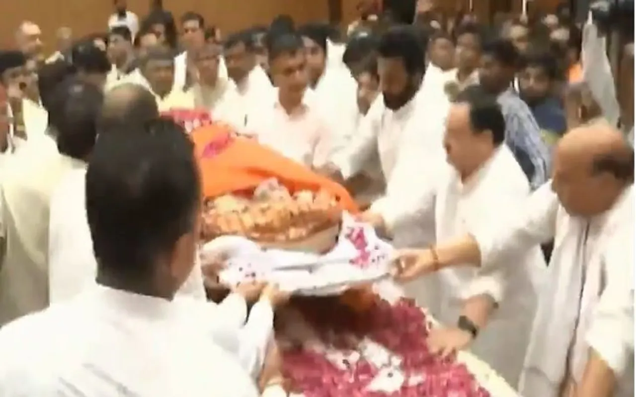 VIDEO : सुषमा स्वराज के पार्थिव शरीर को राजनाथ सिंह समेत इन नेताओं ने दिया कंधा