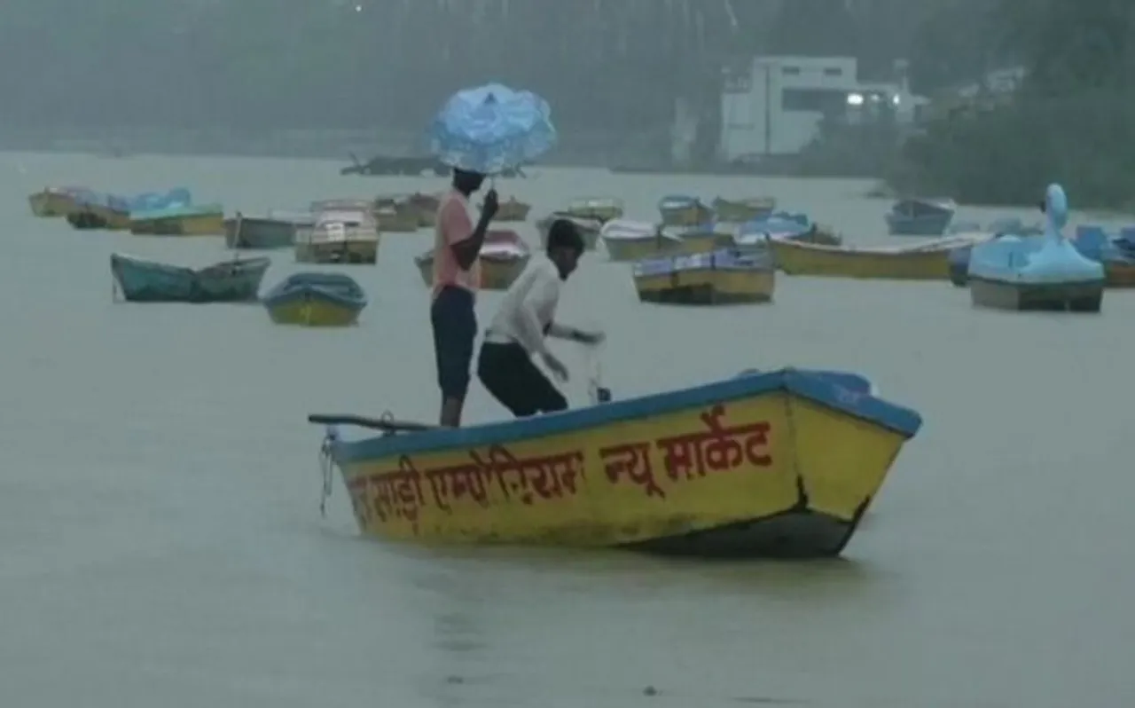 भारी बारिश ने बढ़ाई भोपाल की मुसीबत, सभी स्कूल बंद, बड़ा तालाब का भी जलस्तर बढ़ा