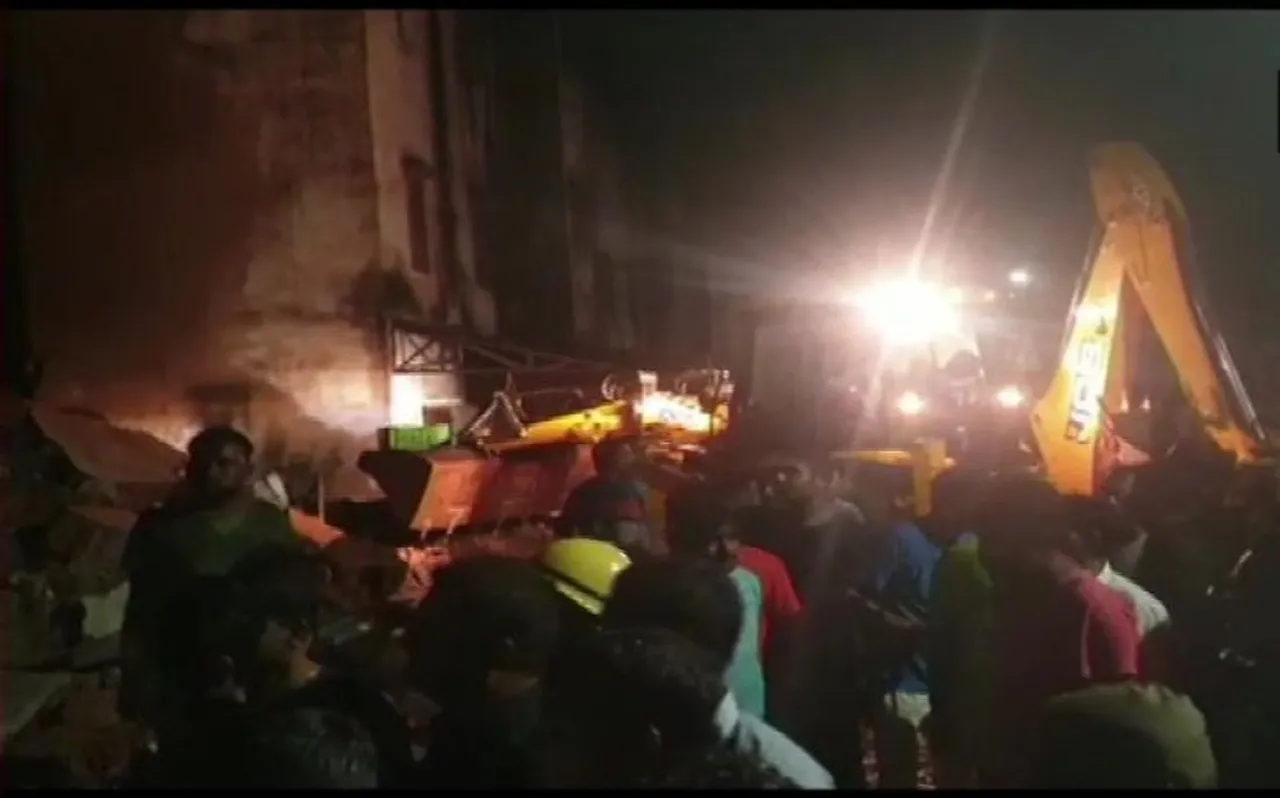 आधी रात को आई आफत, सो रहे 4 लोगों की चली गई जान, अब भी फंसे हैं कई लाेग