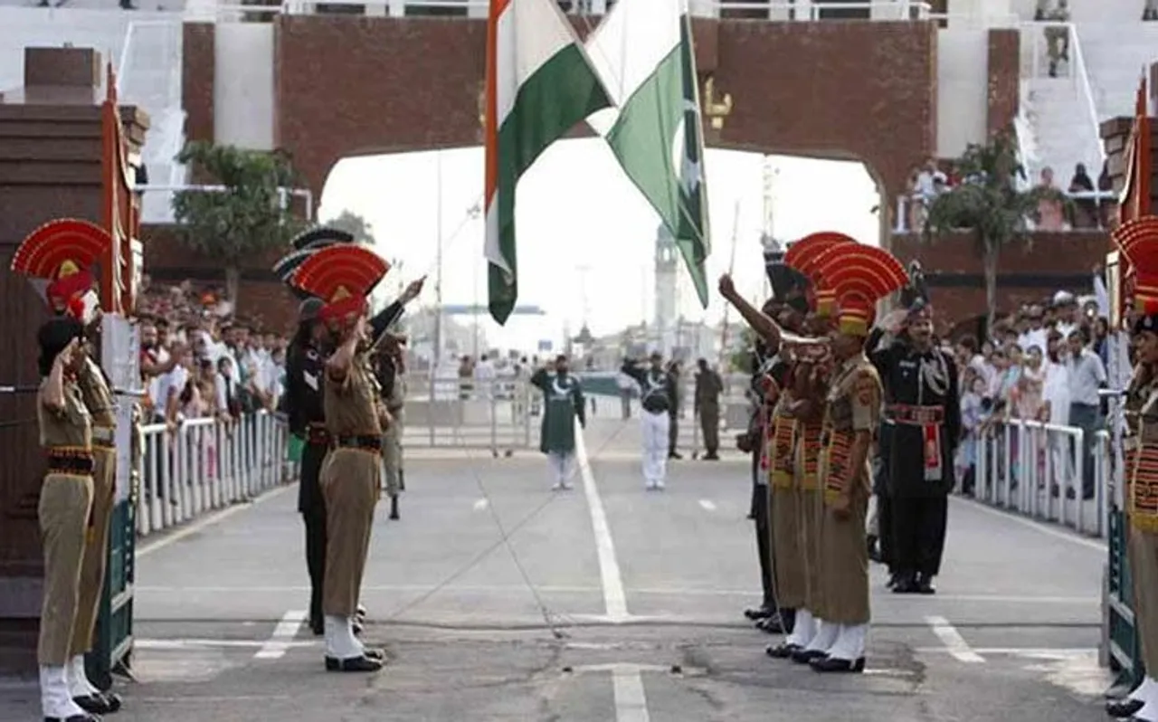 पाकिस्तान से 13 भारतीय राजनियक लौटे वतन, जानें क्यों छोड़ा PAK