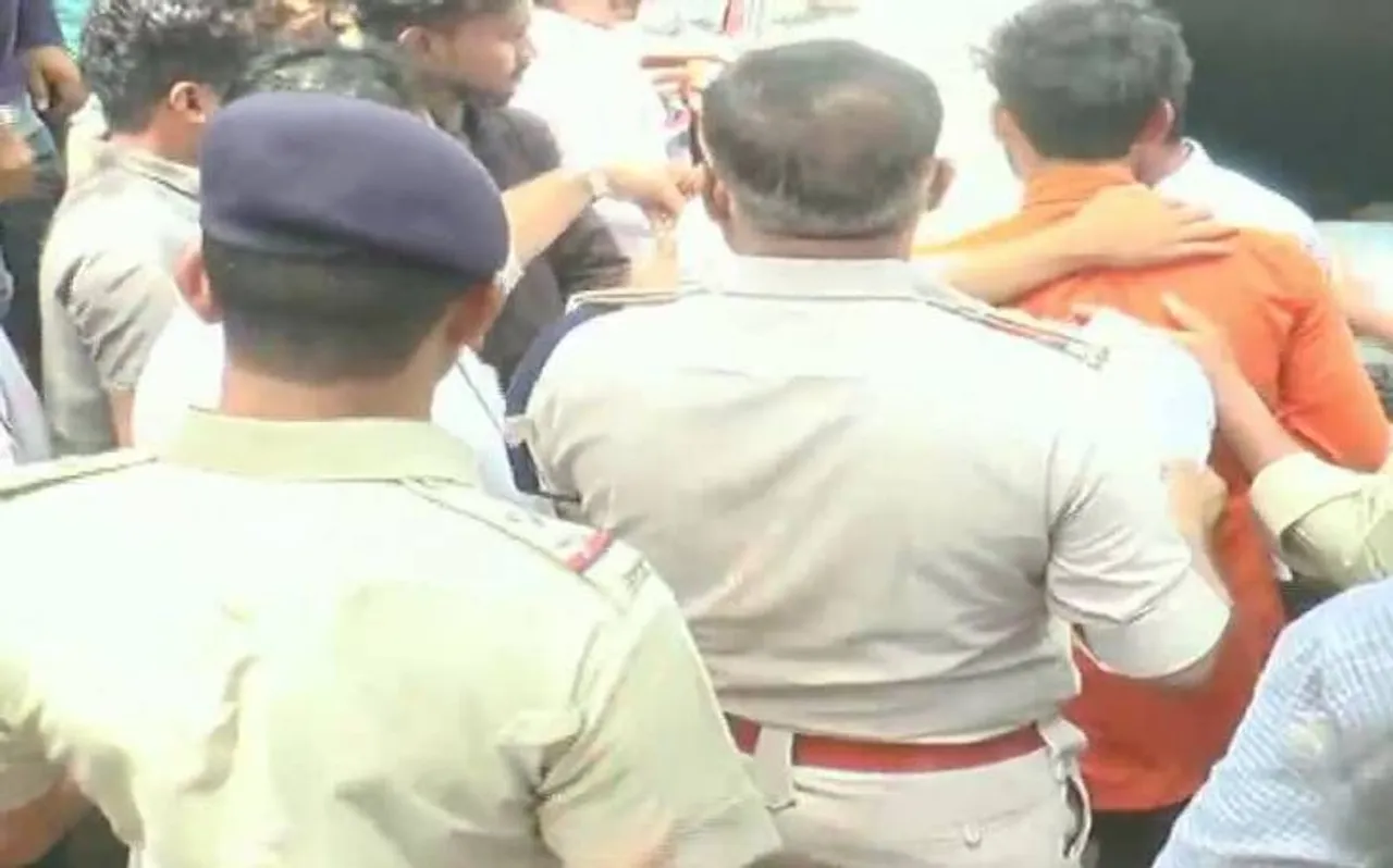पुलिसवालों की शर्मनाक हरकत, थाने लेकर 5 लोगों को पीटा, पेशाब पीने के लिए किया मजबूर