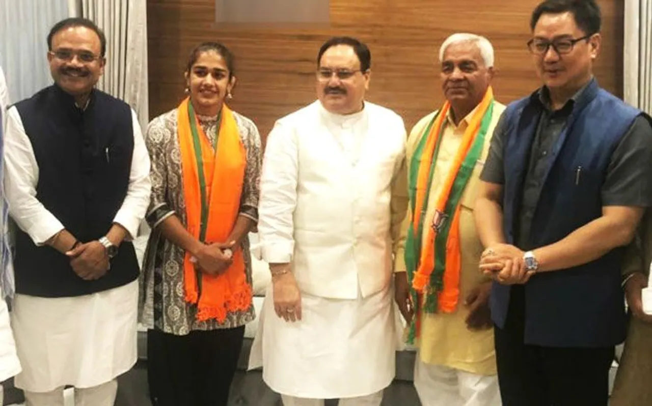 बेटी बबीता संग BJP में शामिल हुए पहलवान महावीर फोगाट, जानें क्या बोले किरण रिजिजू
