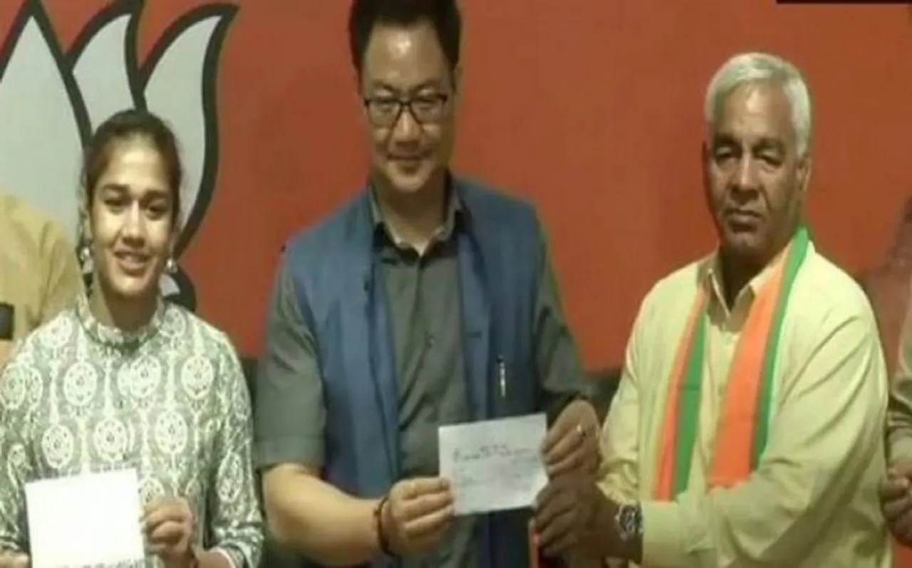 बबीता फोगाट पिता महावीर फोगाट के साथ बीजेपी में शामिल