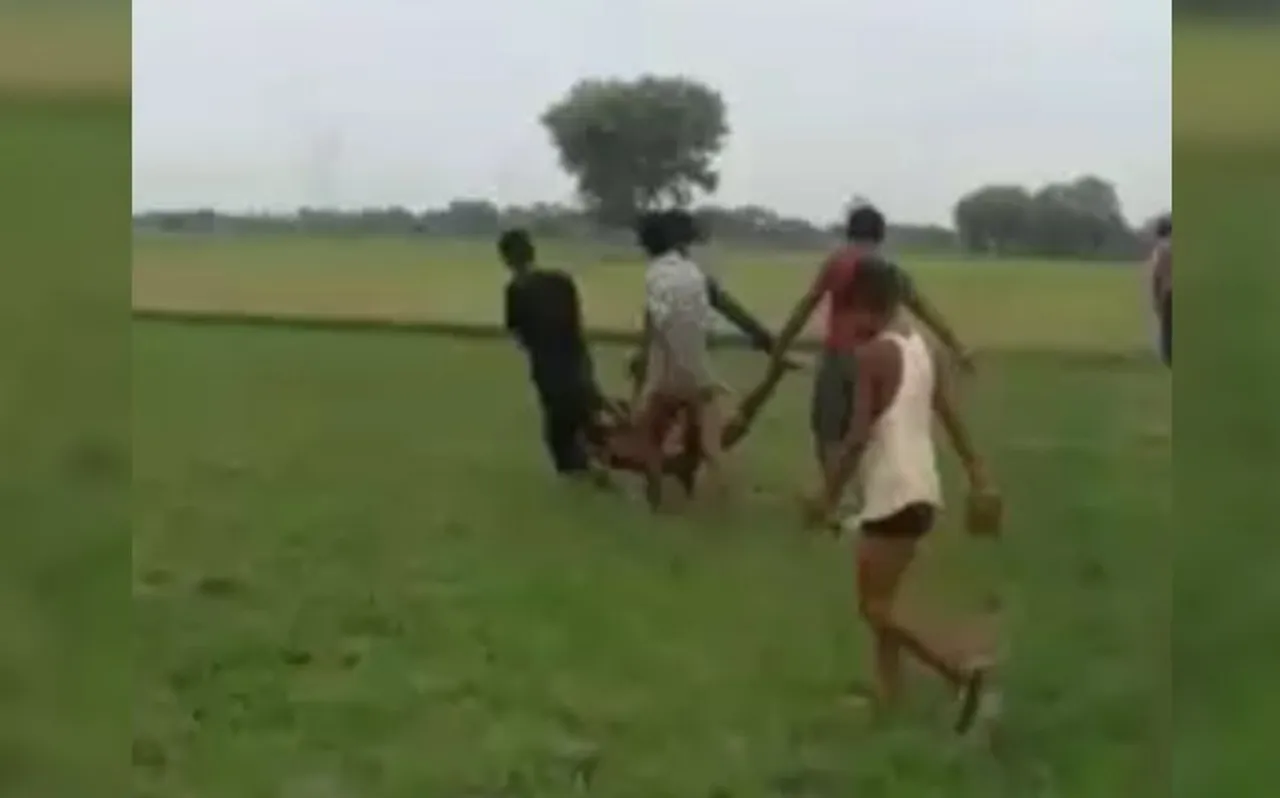 UP में बच्चा चोरी के शक में तालिबानी सजा, निर्वस्त्र कर युवक को पीटा