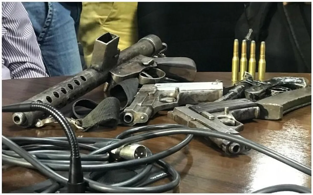 बिहार : 2 नक्सलियों ने हथियार समेत पुलिस के सामने किया आत्मसमर्पण